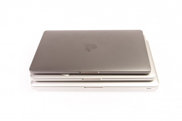 Die letzten drei Macbook-Pro-13-  Generationen übereinander (Foto: Martin Wolf/Golem.de)