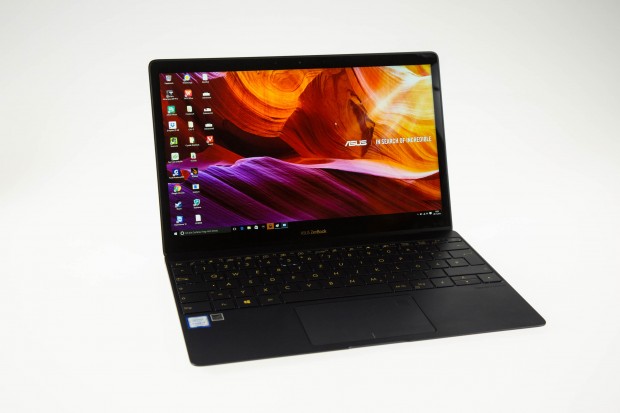 Das spiegelnde Display bietet eine gute Farbdarstellung. (Foto:Martin Wolf/Golem.de)