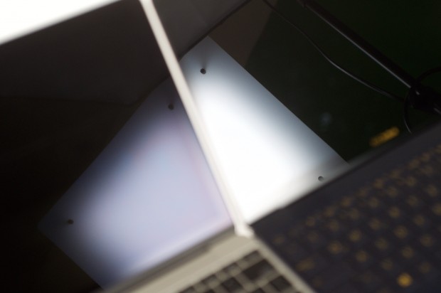 Der Fokus ist absichtlich auf die Lampe gesetzt. Gut zu sehen ist, dass es Unterschiede bei spiegelnden Displays gibt. (Foto: Andreas Sebayang/Golem.de)