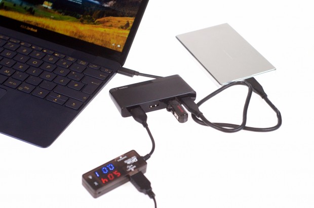 Da mit dem Dongle kein USB-Typ-C-Ger&auml;t mehr eingesetzt werden kann, mussten wir einen Hub von Belkin ab und an nutzen. Damit l&auml;sst sich das Zenbook aber nicht aufladen. (Foto: Andreas Sebayang/Golem.de)