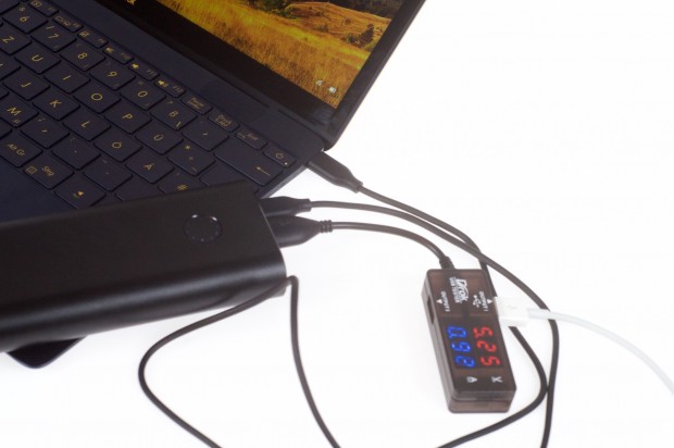 Das Anker Akkupack im Versorgungsmodus: Wie an dem Windows-Icon zu sehen ist, klappt die Stromversorgung nicht immer per Power Delivery. (Foto: Andreas Sebayang/Golem.de)