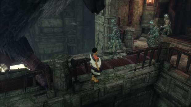 Trico und sein Freund kämpfen gegen Rüstungen. (Screenshot: Golem.de)