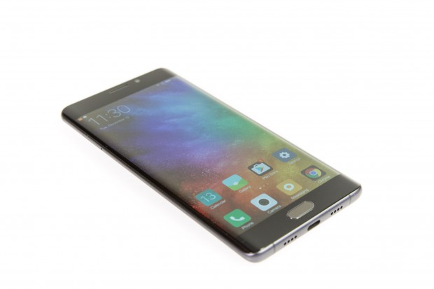 Das Display geht wie die Edge-Geräte von Samsung in die Rundung über. (Bild: Martin Wolf/Golem.de)