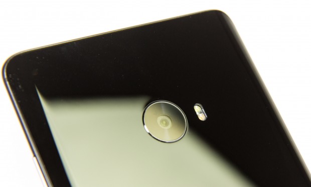 Die Kamera des Mi Note 2 ragt nur minimal aus dem Gehäuse hervor. (Bild: Martin Wolf/Golem.de)