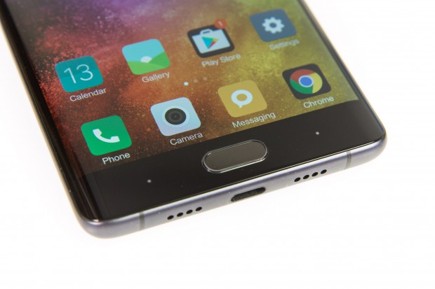 Im Homebutton ist ein schnell reagierender Fingerabdrucksensor untergebracht. (Bild: Martin Wolf/Golem.de)