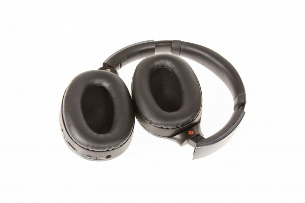 Die Klangqualität des MDR-1000X ist sehr gut. Bässe sind gut wahrnehmbar, aber nicht zu unangenehm oder aufdringlich. (Foto: Martin Wolf/Golem.de)