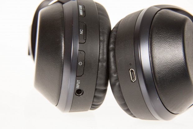 Der MDR-1000X braucht ungefähr vier Stunden zum Aufladen, währenddessen er nur über das Kabel nutzbar ist. (Foto: Martin Wolf/Golem.de)