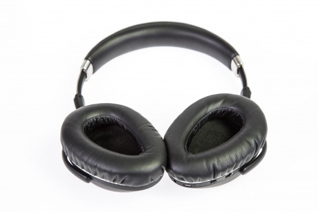 Anders als bei den anderen Testmodellen laufen die Ohrmuscheln beim Sennheiser MB 660 unten spitz zu. (Foto: Martin Wolf/Golem.de)