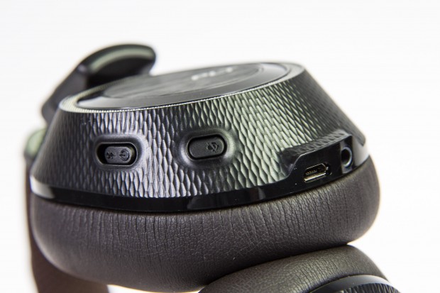 Der Plantronics Backbeat Pro 2 kann mit den eingebauten Mikrofonen die Umgebungsgeräusche sogar verstärken. (Foto: Martin Wolf/Golem.de)