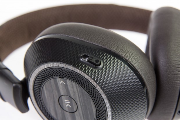 Der Plantronics Backbeat Pro 2 ist über die Schalter an der Ohrmuschel leicht zu bedienen. (Foto: Martin Wolf/Golem.de)