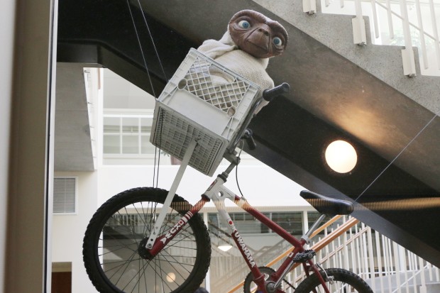 Der Außerirdische ET hängt im Treppenhaus bei ILM. (Foto: Friedhelm Greis/Golem.de)