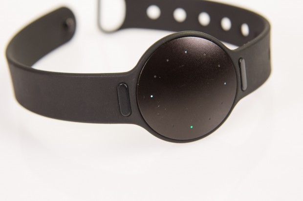 Der Tracker Misfit Shine 2 im mitgelieferten Plastikarmband (Bild: Martin Wolf/Golem.de)