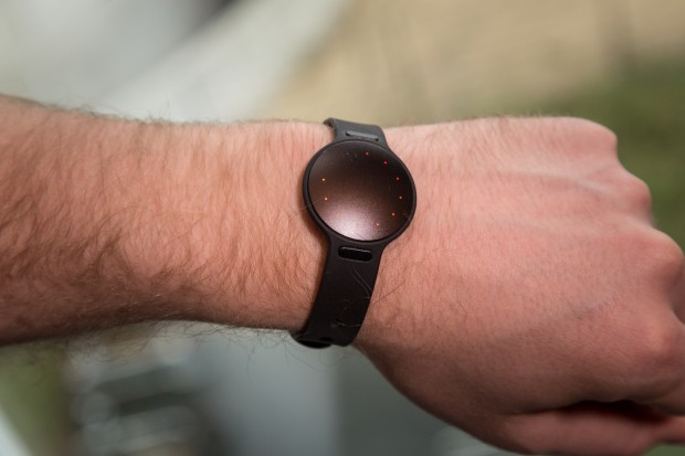 Das Tragegefühl ist angenehm, der Misfit Shine 2 trägt kaum auf. (Bild: Martin Wolf/Golem.de)