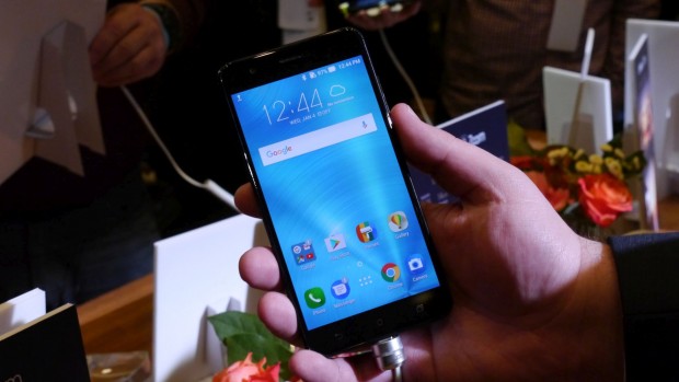 Das Zenfone 3 Zoom ist 5,5 Zoll groß. (Bild: Marc Sauter/Golem.de)