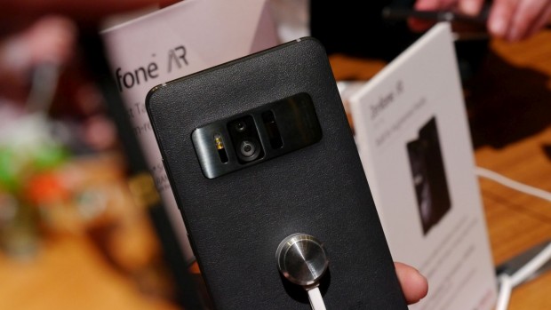 AUf der Rückseite ist das Kamerasystem von Project Tango zu erkennen. (Bild: Marc Sauter/Golem.de)