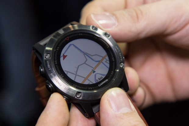 Die Fenix 5X kann als einziges Modell Karten darstellen. (Bild: Martin Wolf/Golem.de)