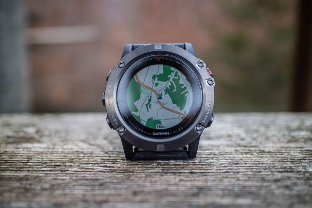 Garmin Fenix 5X mit Karte (Bild: Garmin/Sebastian Abel)