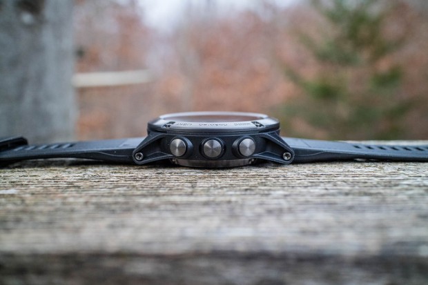 Garmin Fenix 5X von der Seite (Bild: Garmin/Sebastian Abel)