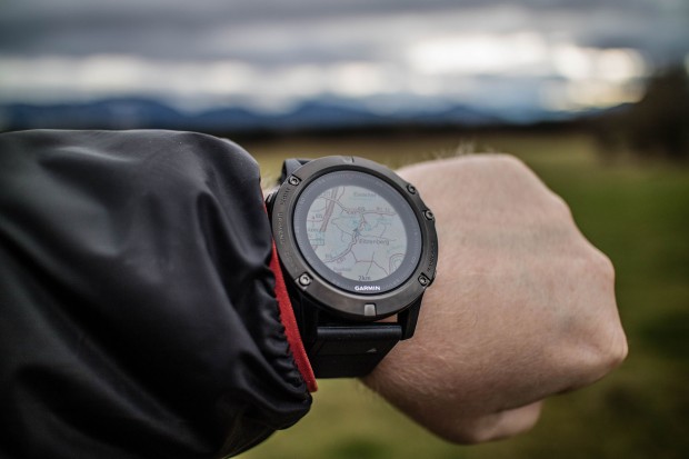 Garmin Fenix 5X mit Karte (Bild: Garmin/Sebastian Abel)