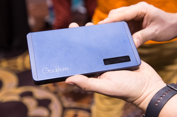 Zusammengeklappt sieht das Graalphone aus wie ein Nintendo 3DS. (Bild: Martin Wolf/Golem.de)