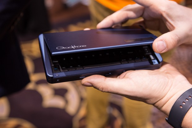 Das Display lässt sich um 180 Grad nach hinten klappen und nach unten schieben. (Bild: Martin Wolf/Golem.de)