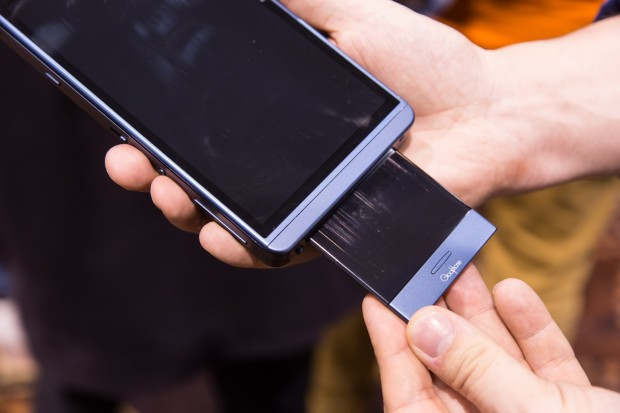 Im Gehäuse ist ein 4,7 Zoll großes Smartphone untergebracht. (Bild: Martin Wolf/Golem.de)