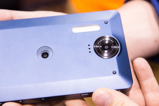 Die Kamera des Smartphones schaut aus dem Gehäuse raus, Nutzer sollen mit den beiden Kameras Stereoaufnahmen machen können. (Bild: Martin Wolf/Golem.de)