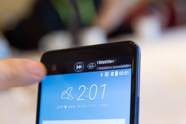 Durch Wischen können verschiedene Informationen durchgeblättert werden. (Bild: Martin Wolf/Golem.de)