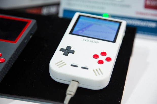 Auf den ersten Blick erinnert das Handheld an einen Gameboy. (Bild: Martin Wolf/Golem.de)