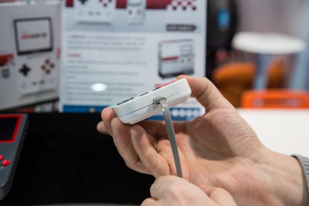 Geladen wird der Super Retro Boy über einen Micro-USB-Anschluss. (Bild: Martin Wolf/Golem.de)