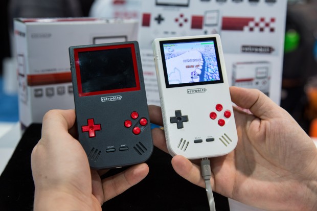 Der Super Retro Boy in den beiden verfügbaren Farben (Bild: Martin Wolf/Golem.de)