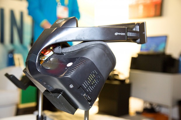 Das MR-Headset ist kabellos. (Bild: Martin Wolf/Golem.de)