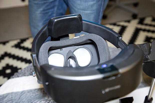 Die beiden OLED-Panels zeigen zusammen 1080p. (Bild: Martin Wolf/Golem.de)