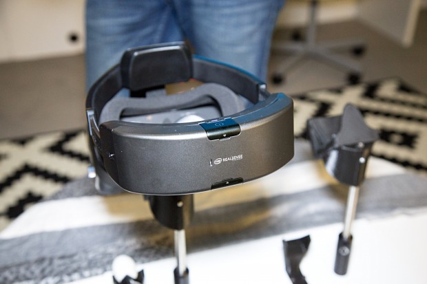 Am Hinterkopf sitzt der Akku. (Bild: Martin Wolf/Golem.de)