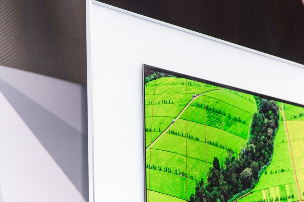 Der W7 hat ein sehr dünnes Display-Panel. (Bild: Martin Wolf/Golem.de)