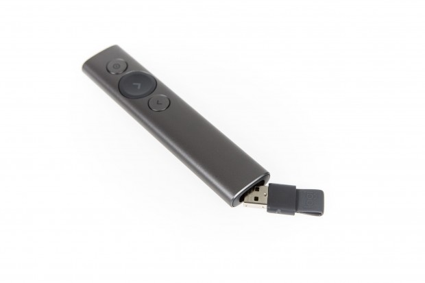 Der USB-Dongle l&auml;sst sich im Ger&auml;t verstauen und durch die Schlaufe leicht herausziehen. (Foto: Martin Wolf / Golem.de)