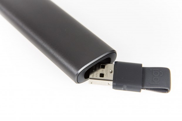 Der USB-Dongle l&auml;sst sich im Ger&auml;t verstauen und durch die Schlaufe leicht herausziehen. (Foto: Martin Wolf / Golem.de)