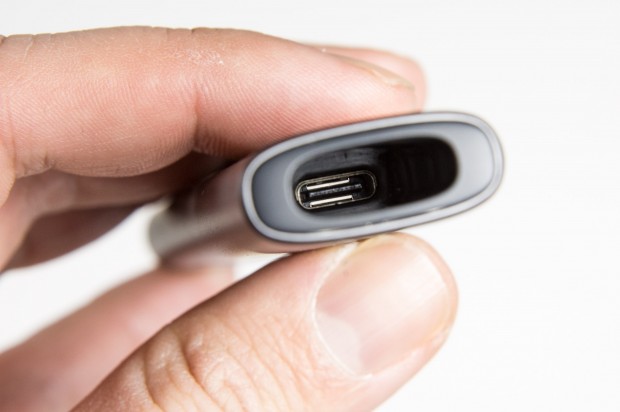 In der Unterseite des Presenters ist ein USB Type-C-Anschluss versteckt. (Foto: Martin Wolf / Golem.de)
