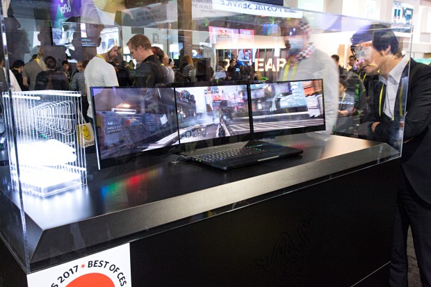 Der Schaukasten wurde von Besuchern belagert. (Foto: Martin Wolf/Golem.de)