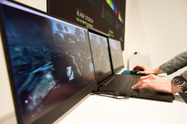Es handelt es sich um ein Razer Blade Pro mit drei 4K-Displays. (Foto: Martin Wolf/Golem.de)