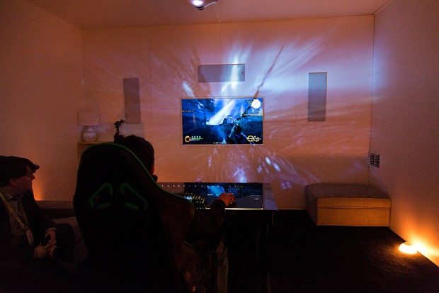 Dank Tiefenkameras soll der Beamer wissen, wo sich der Monitor befindet. (Foto: Martin Wolf/Golem.de)