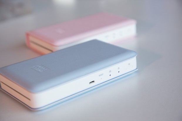 An der Seite befinden sich die Bedienelemente und der Ladeanschluss. (Bild: Martin Wolf/Golem.de)