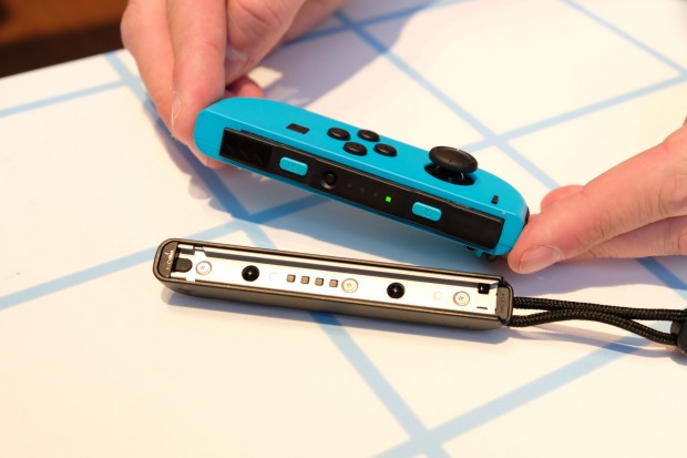 ... und mit Plastikerweiterung für erhöhte L- und R-Tasten (Foto: Michael Wieczorek/Golem.de)