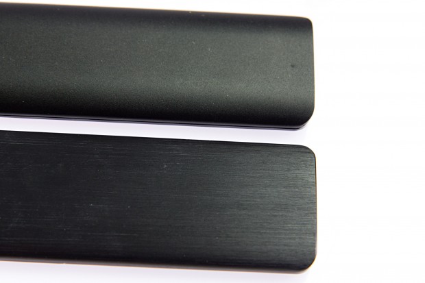 Die alte (unten) Fernbedienung war noch aus Metall. (Foto: Martin Wolf/Golem.de)