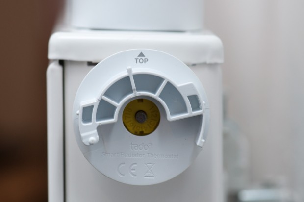 Eine praktische Markierung hilft bei der Ausrichtung w&auml;hrend der Montage. (Foto: Andreas Sebayang/Golem.de)