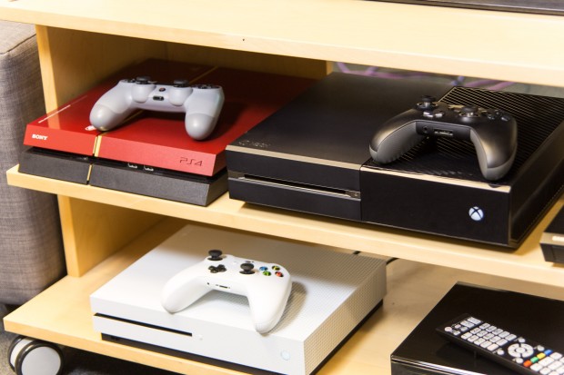 Die alten 2K-Konsolen dienten vor allem für den HDR-Vergleich (PS4) und mögliche Interface-Unterschiede (Xbox One). (Foto: Martin Wolf/Golem.de)