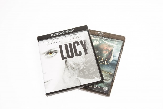 Durch die Belichtung wirkt die schwarze Blu-ray-Hülle heller, sie ist ohne Extralicht aber auch schwarz. (Foto: Martin Wolf/Golem.de)