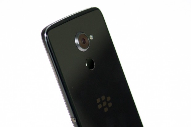 Das DTEK60 hat eine rutschige Rückseite und einen Kamerabuckel (Bild: Andreas Sebayang/Golem.de)