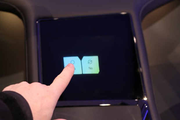 Die Gestensteuerung wird durch ein Hologramm erleichtert. Der Fahrer weiß genau, wohin er den Finger bewegen muss. (Foto: Friedhelm Greis/Golem.de)