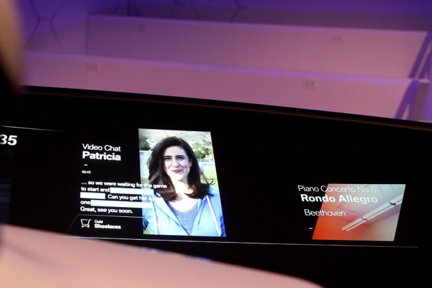 Während der Fahrer einen Videochat führt, kann der Beifahrer separat eigene Musik hören. (Foto: Friedhelm Greis/Golem.de)
